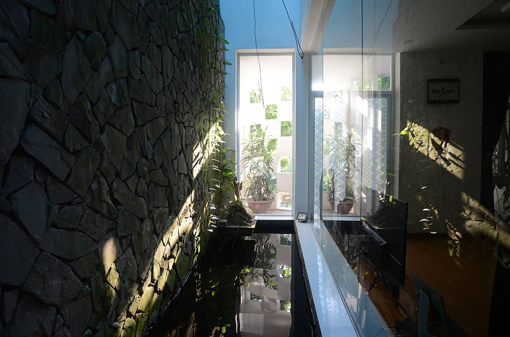 Mẫu thiết kế nhà phố 4 tầng với bức tường caro chắn nắng hướng Tây độc đáo