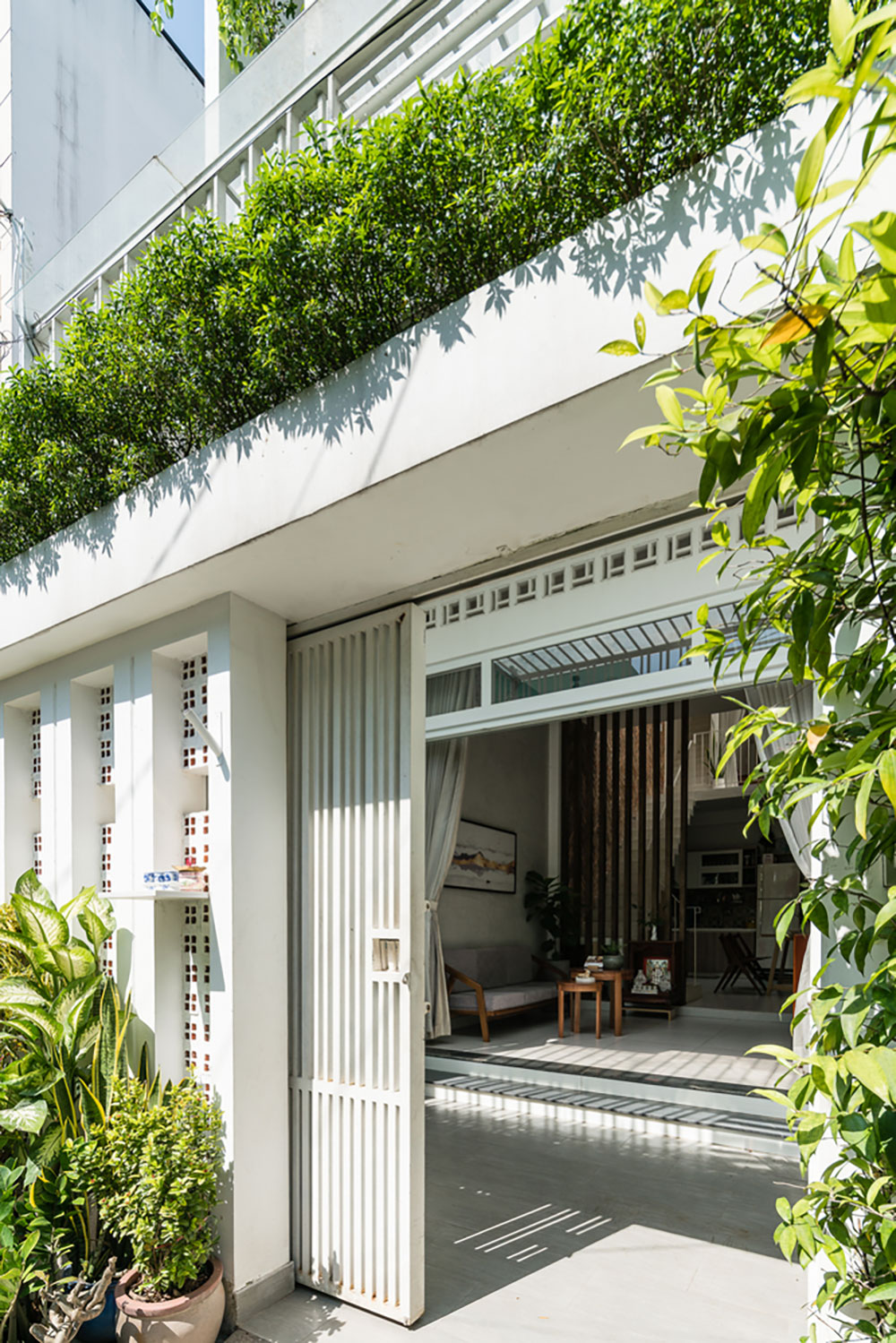 Nhà lô phố 3 tầng phong cách hiện đại ngập nắng gió, thông thoáng với 2 khoảng thông tầng