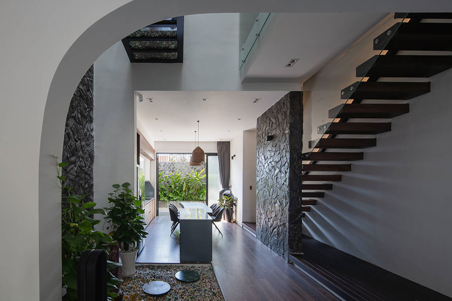 Mẫu thiết kế nhà phố 4 tầng với mặt tiền ấn tượng nhiều cây xanh